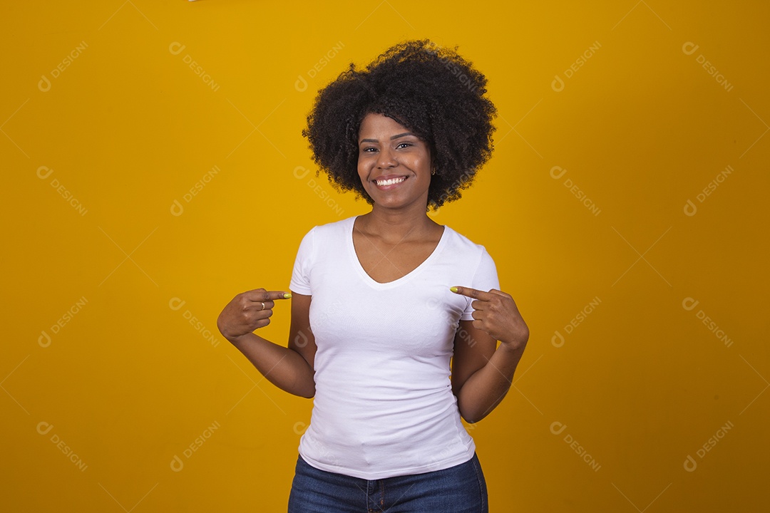 Mulher negra jovem usando camiseta branca fazendo gestos