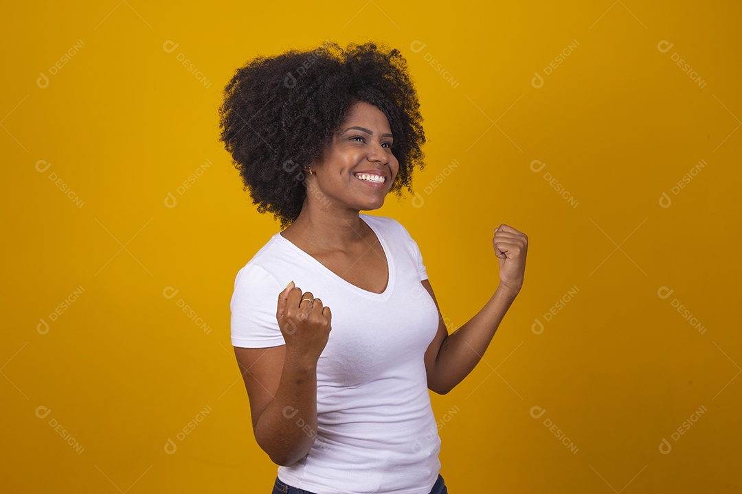 Mulher negra jovem usando camiseta branca fazendo gestos