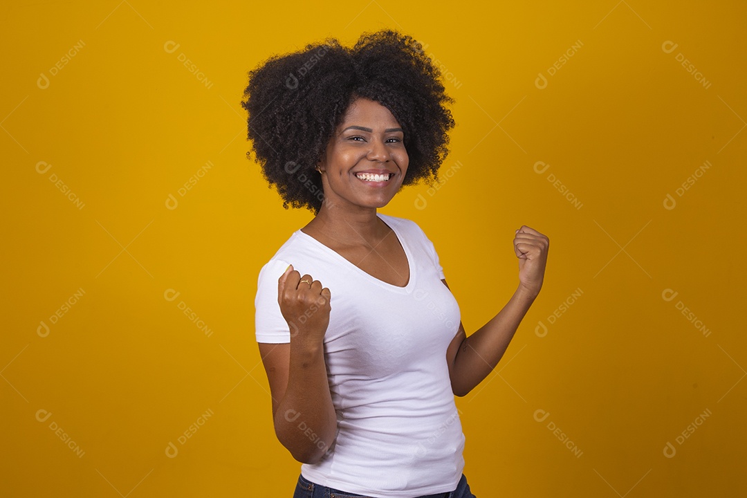Mulher negra jovem usando camiseta branca fazendo gestos