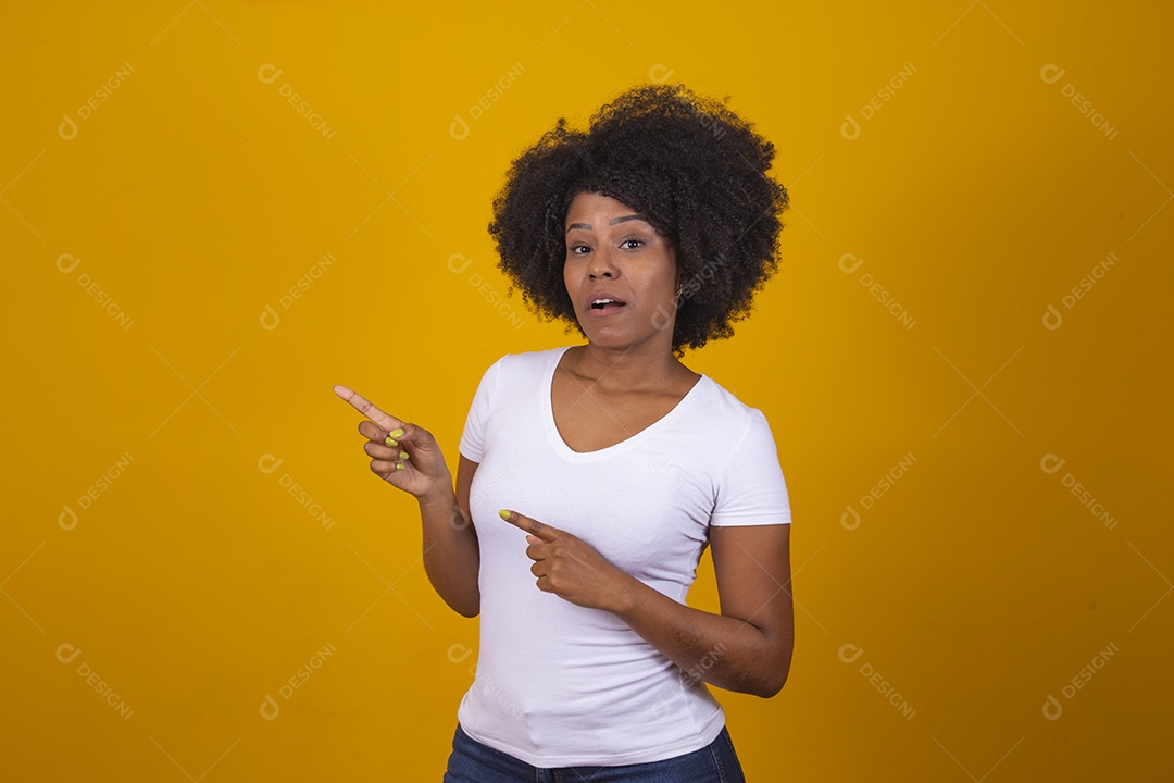 Mulher negra jovem usando camiseta branca fazendo gestos