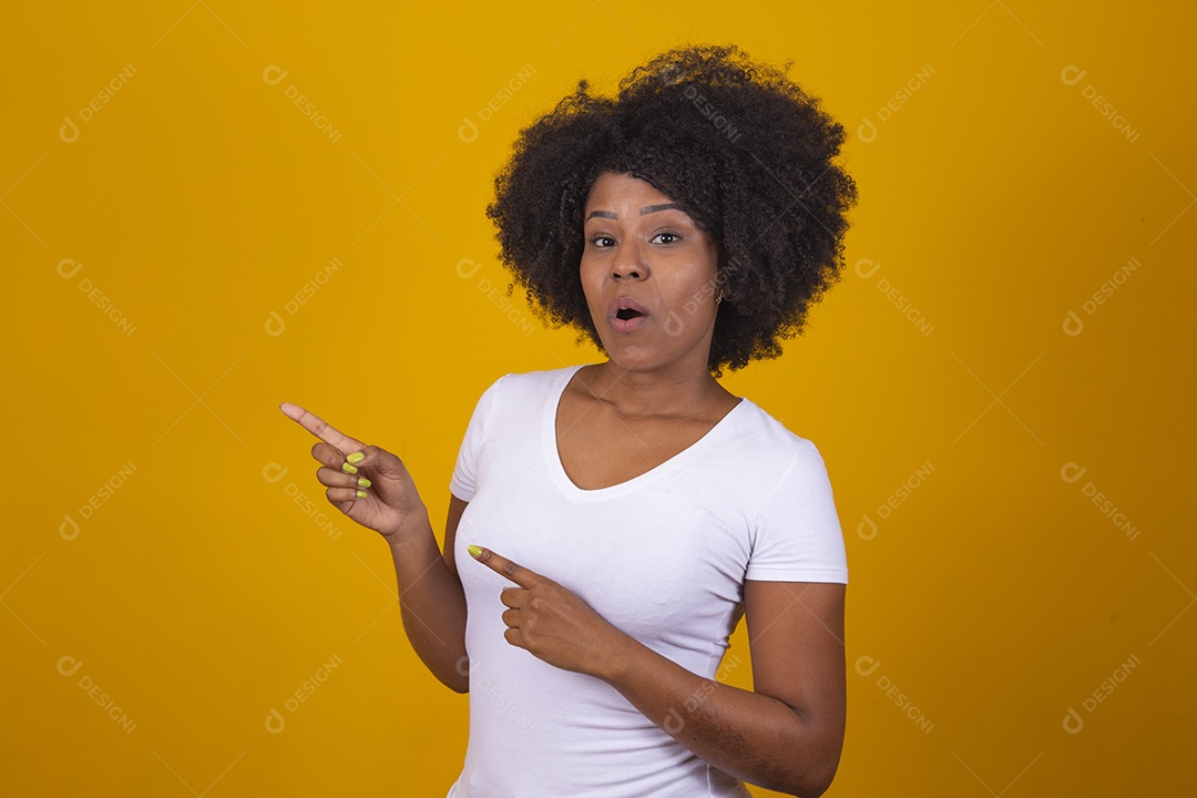 Mulher negra jovem usando camiseta branca fazendo gestos