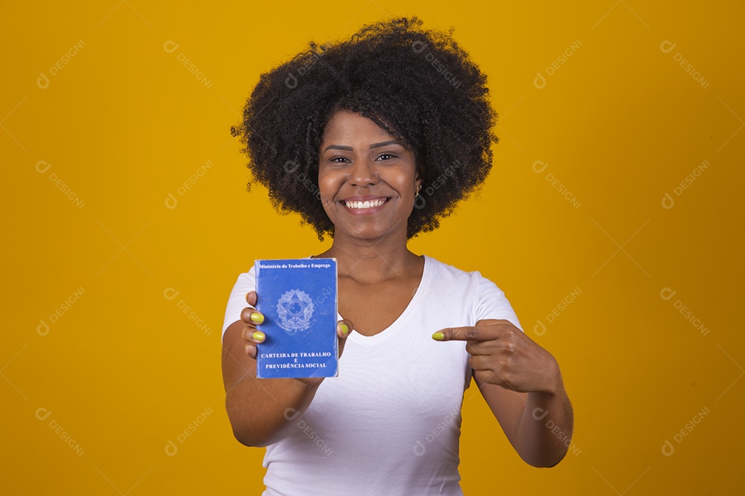Mulher negra jovem vestindo blusa branca segurando uma carteira de trabalho