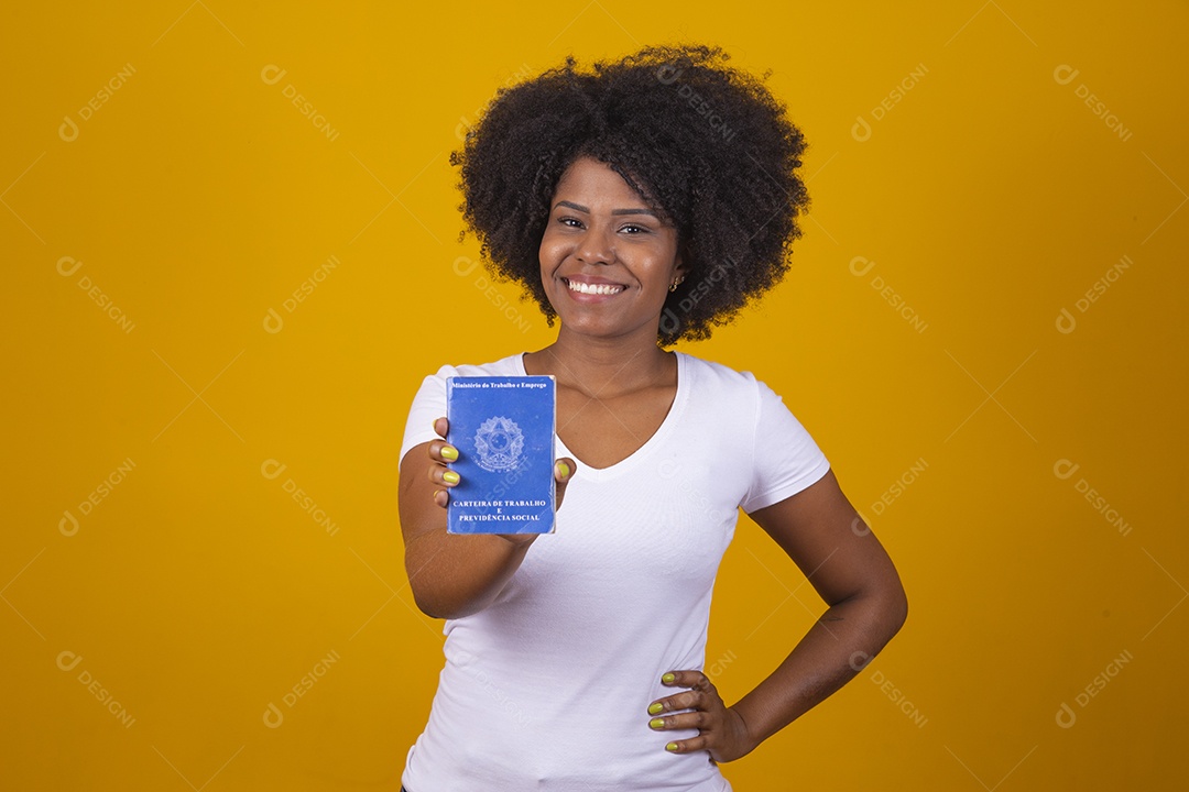 Mulher negra jovem usando camiseta branca segurando uma carteira de trabalho