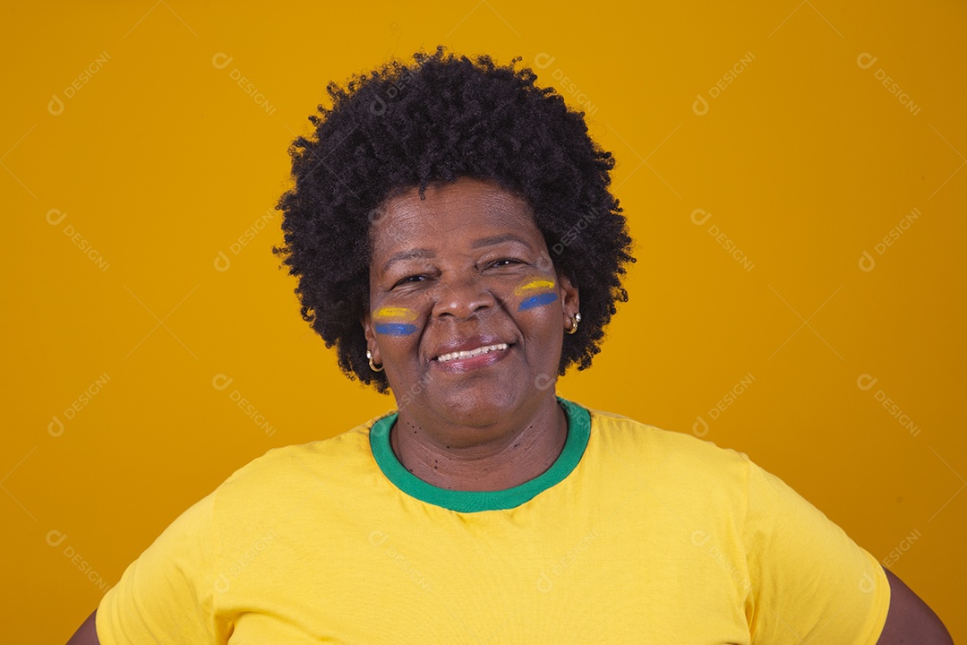 Mulher de meia idade vestidas com camiseta do Brasil, Torcedoras brasileiras