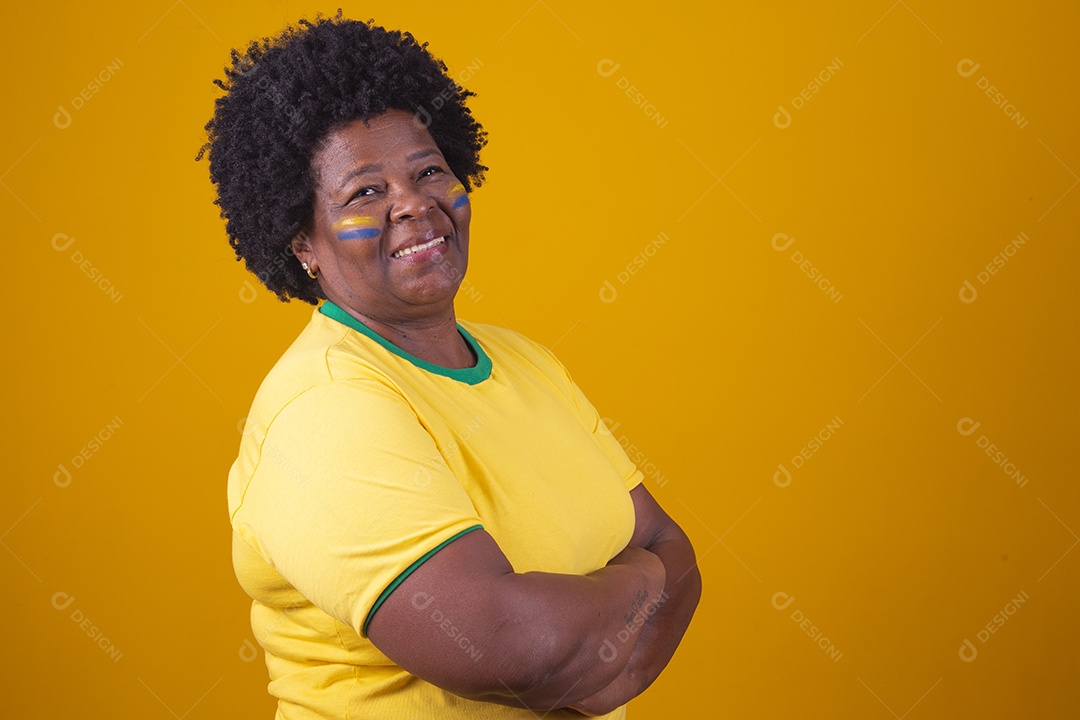 Mulher de meia idade vestidas com camiseta do Brasil, Torcedoras brasileiras