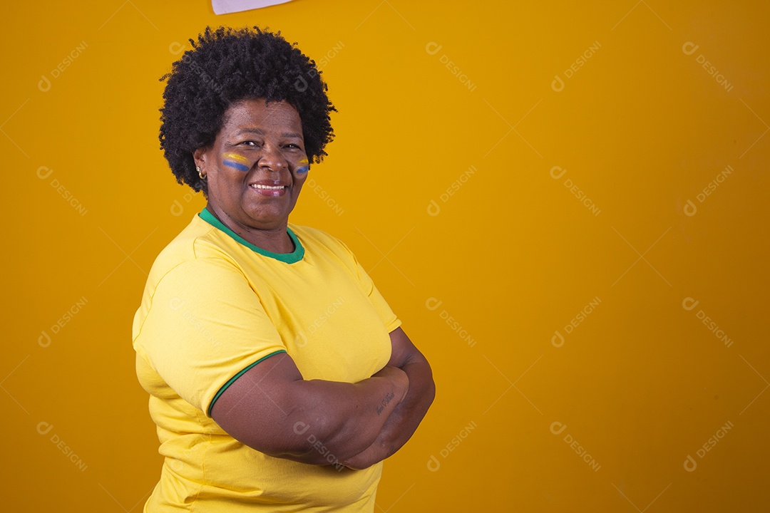 Mulher de meia idade vestidas com camiseta do Brasil, Torcedoras brasileiras