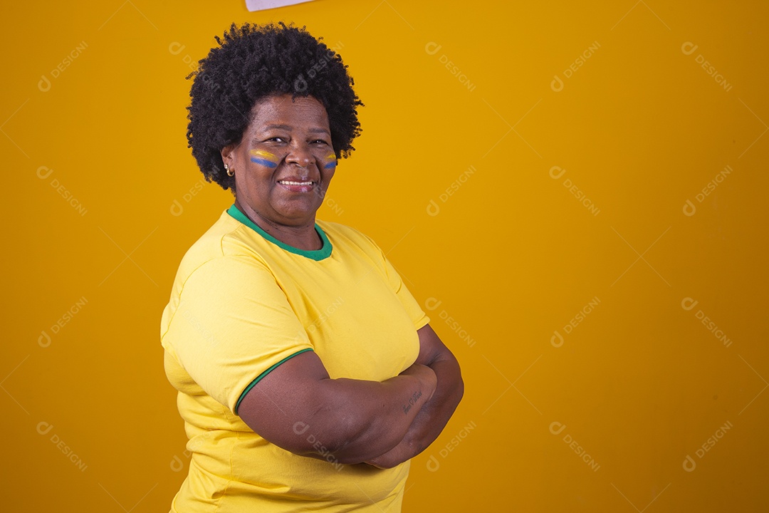 Mulher de meia idade vestidas com camiseta do Brasil, Torcedoras brasileiras