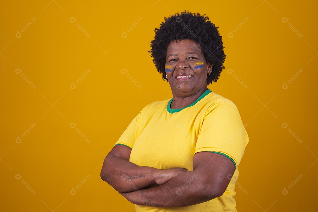 Mulher de meia idade vestidas com camiseta do Brasil, Torcedoras brasileiras