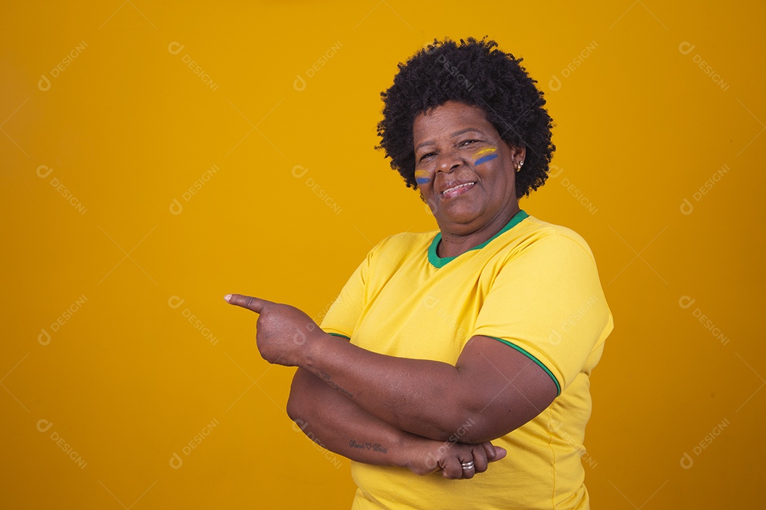 Mulher de meia idade vestidas com camiseta do Brasil, Torcedoras brasileiras