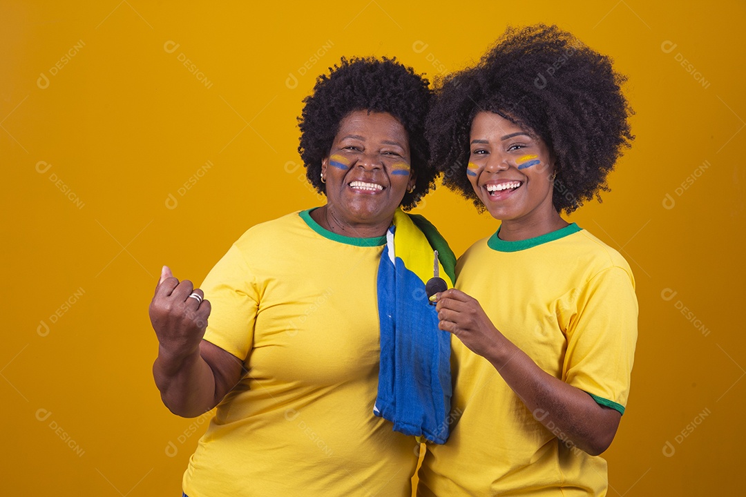Mulheres mãe e filha vestidas com camiseta do Brasil, Torcedoras brasileiras