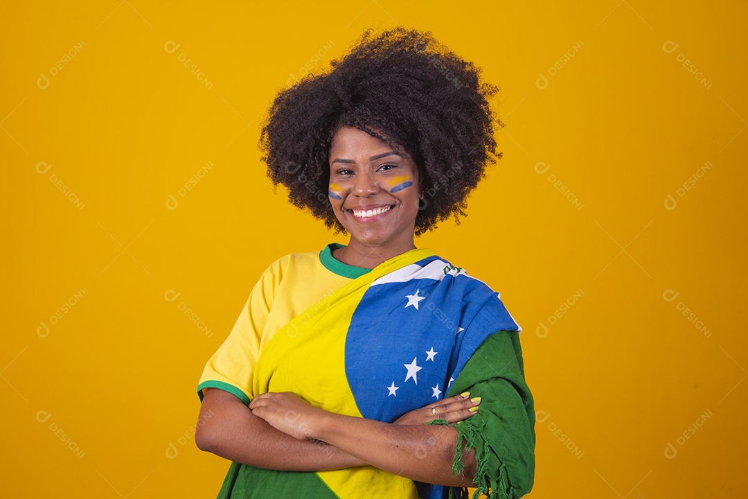 Mulher negra vestindo bandeira do Brasil fazendo algumas expressões