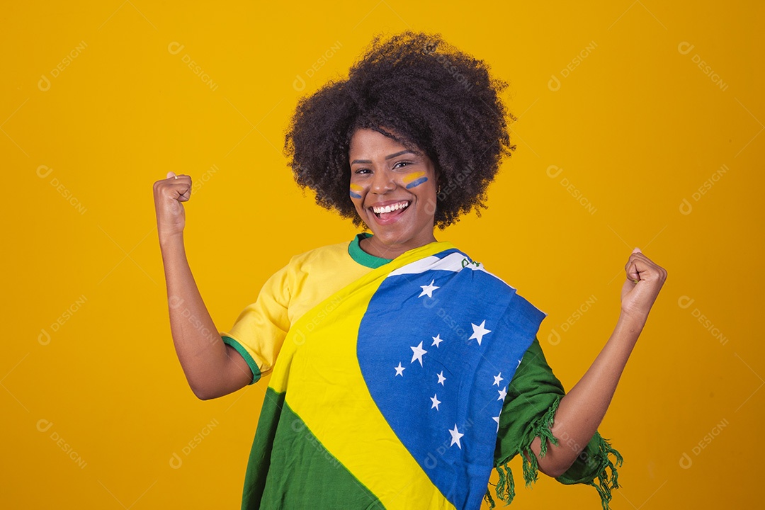 Mulher negra vestindo bandeira do Brasil fazendo algumas expressões