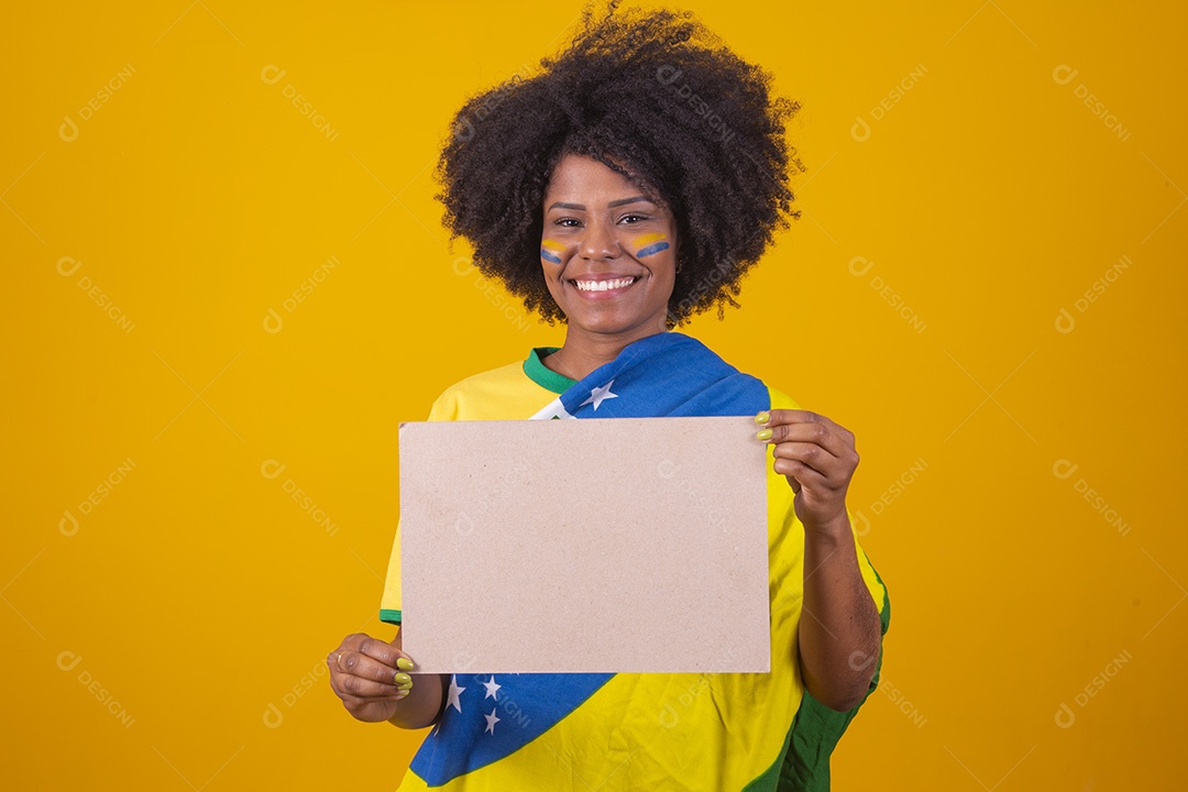 Mulher negra vestindo bandeira do Brasil segurando cartaz em branco