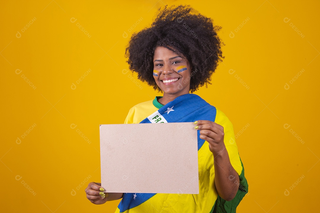Mulher negra vestindo bandeira do Brasil segurando cartaz em branco