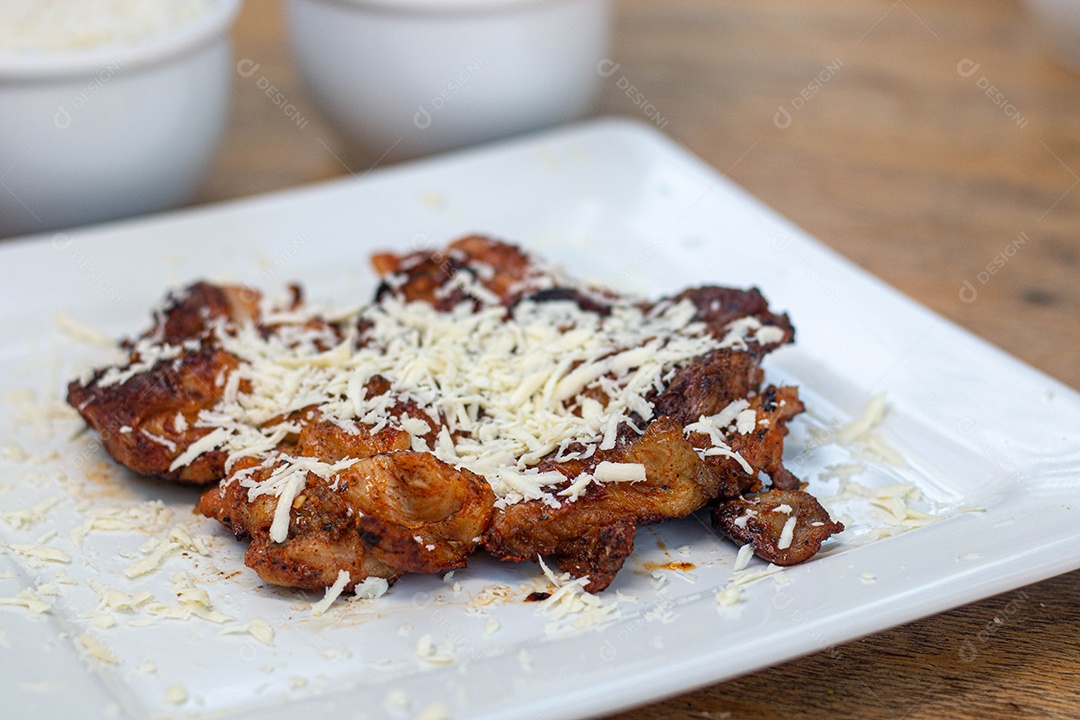 Marmita de comida sobre uma mesa restaurante