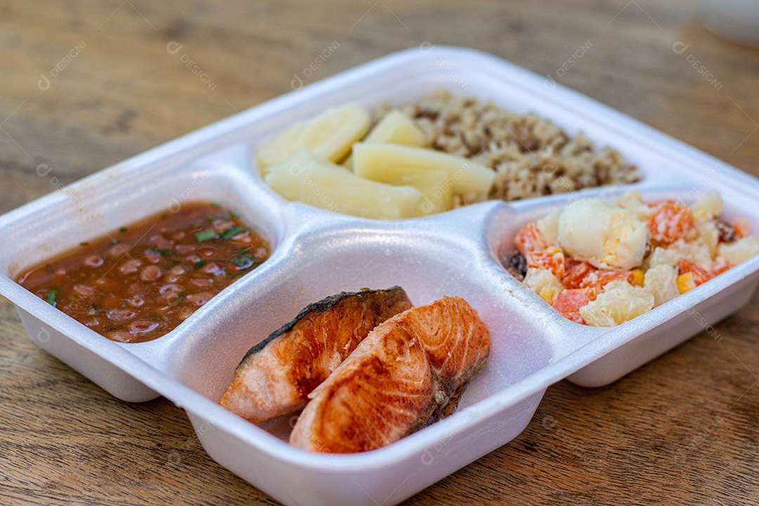 Marmita de comida sobre uma mesa restaurante