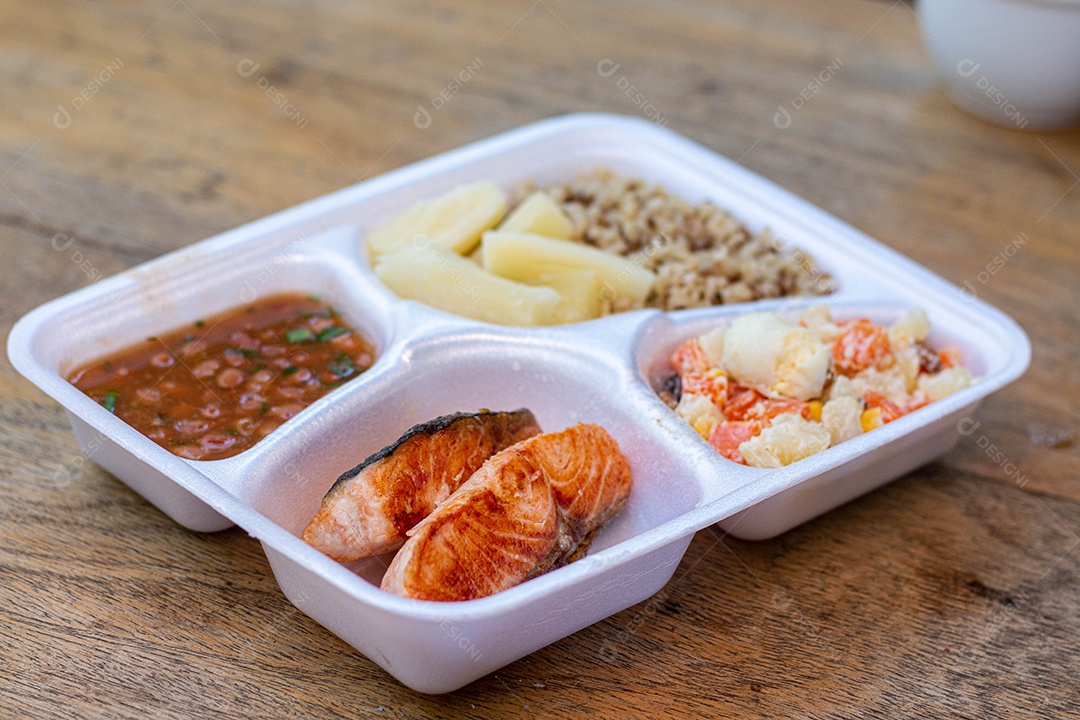 Marmita de comida sobre uma mesa restaurante