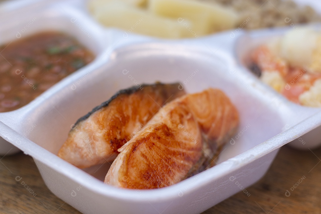 Marmita de comida sobre uma mesa restaurante