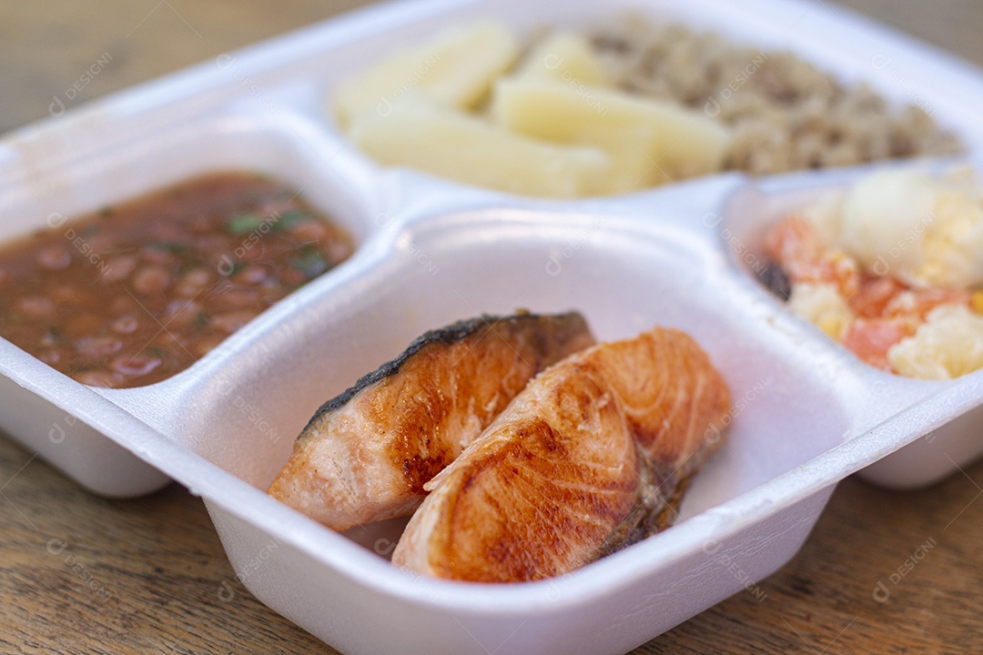 Marmita de comida sobre uma mesa restaurante