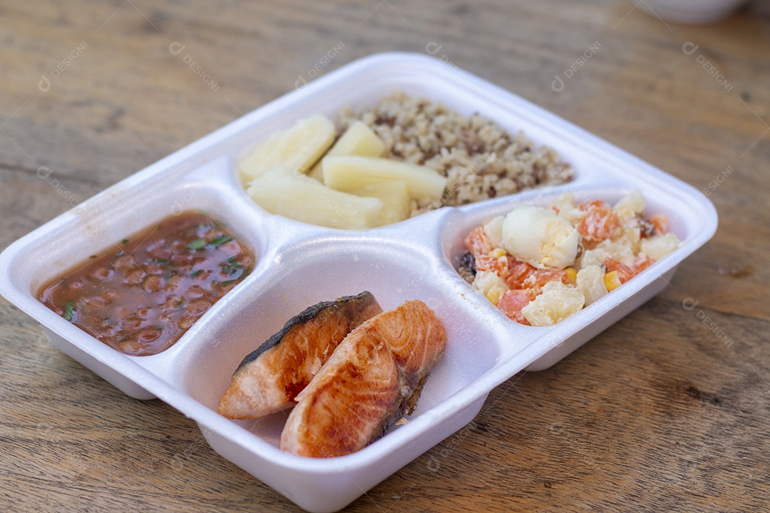 Marmita de comida sobre uma mesa restaurante