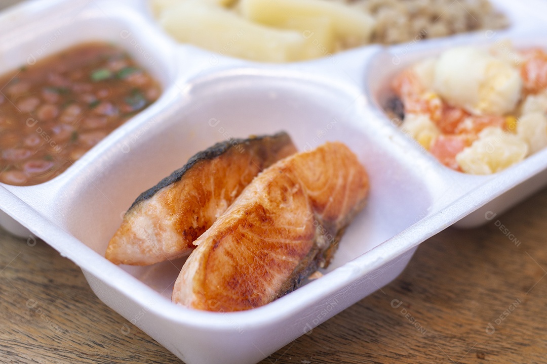 Marmita de comida sobre uma mesa restaurante