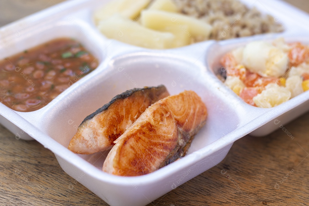 Marmita de comida sobre uma mesa restaurante