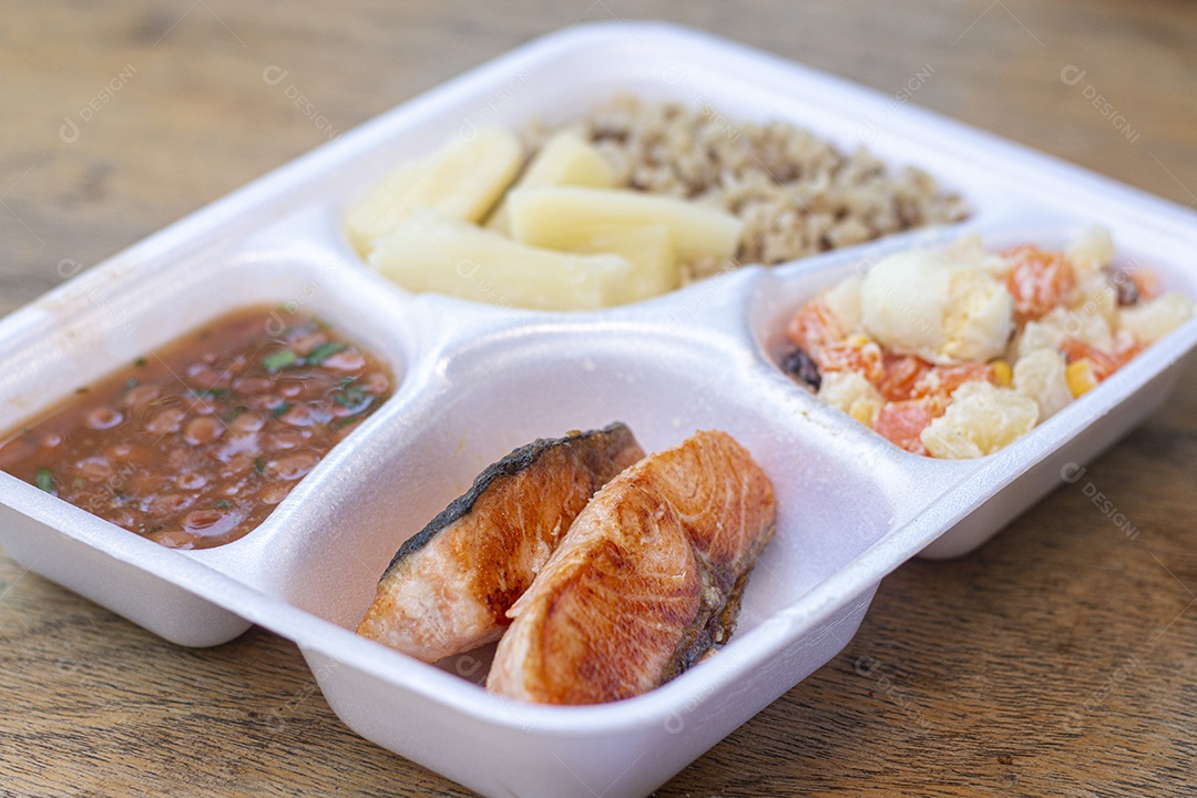 Marmita de comida sobre uma mesa restaurante