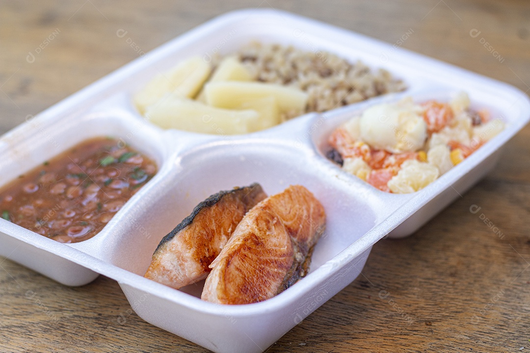 Marmita de comida sobre uma mesa restaurante