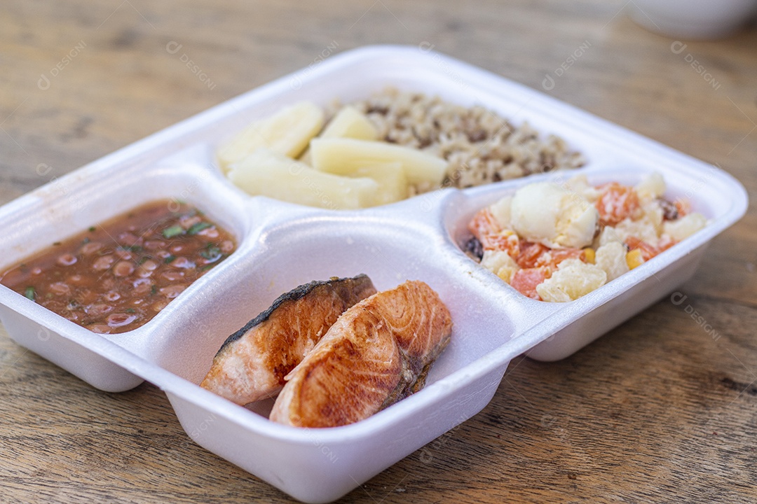 Marmita de comida sobre uma mesa restaurante