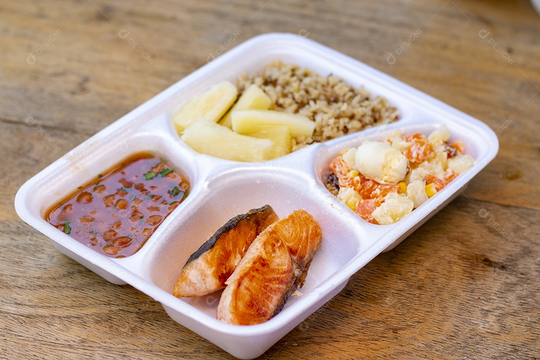 Marmita de comida sobre uma mesa restaurante