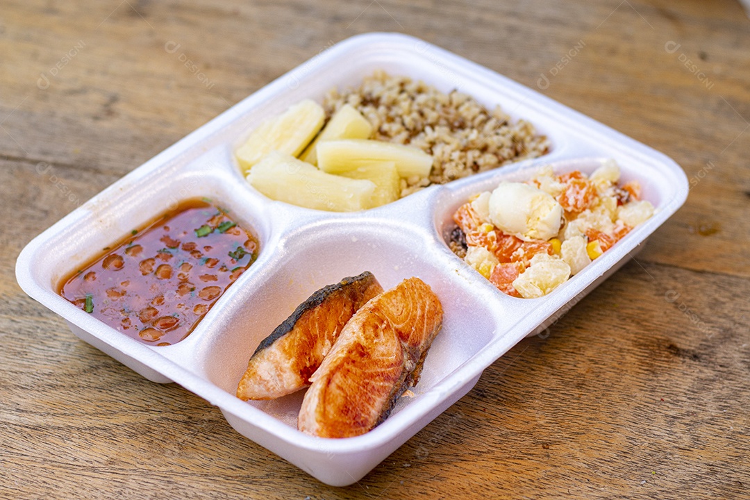 Marmita de comida sobre uma mesa restaurante