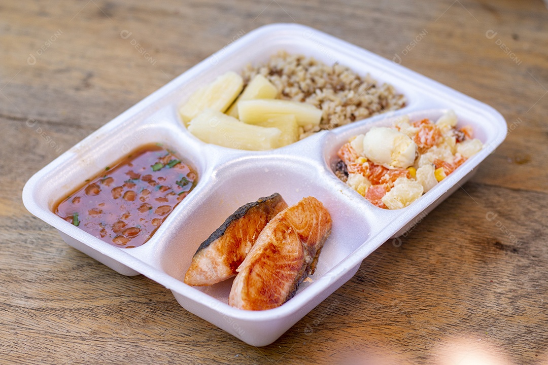 Marmita de comida sobre uma mesa restaurante