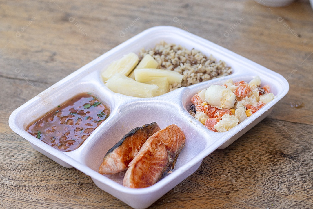 Marmita de comida sobre uma mesa restaurante