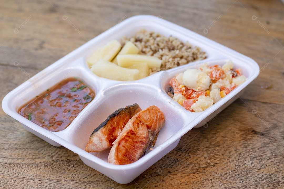 Marmita de comida sobre uma mesa restaurante