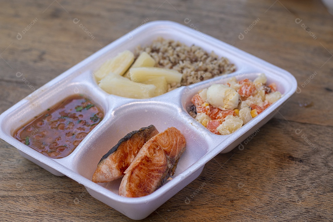 Marmita de comida sobre uma mesa restaurante