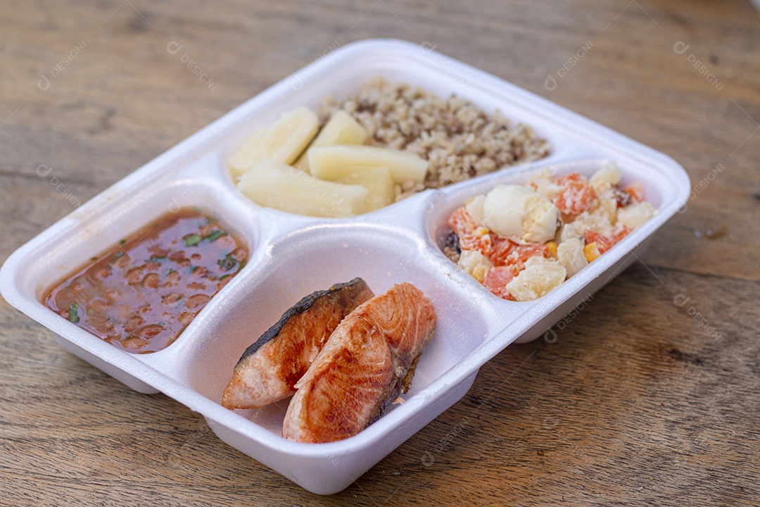 Marmita de comida sobre uma mesa restaurante