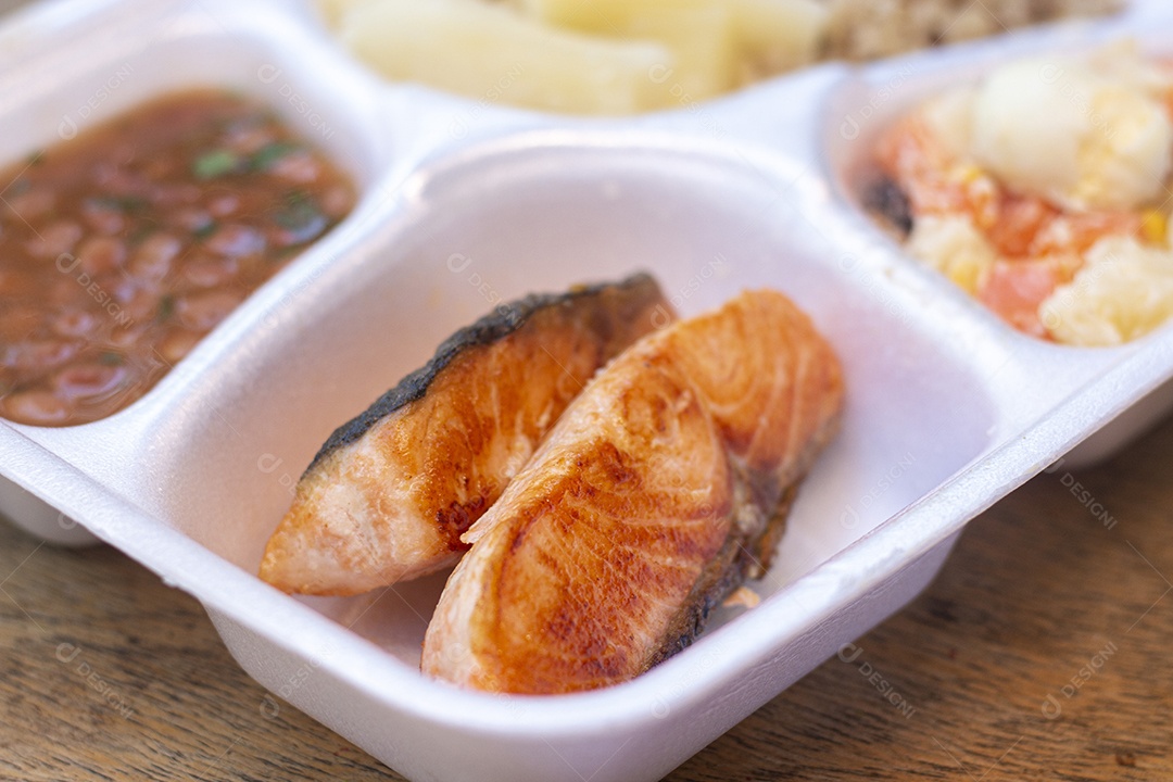 Marmita de comida sobre uma mesa restaurante