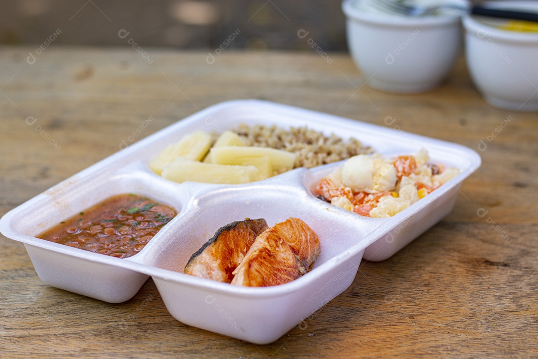 Marmita de comida sobre uma mesa restaurante