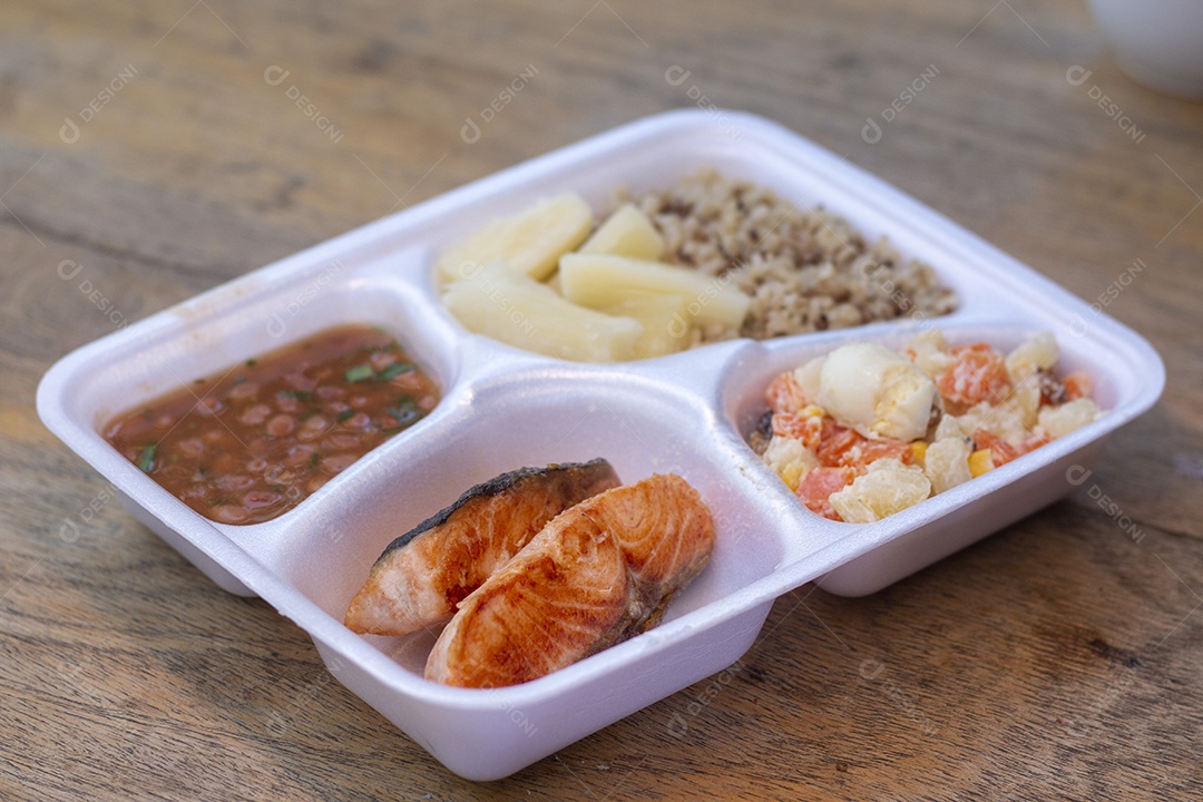 Marmita de comida sobre uma mesa restaurante