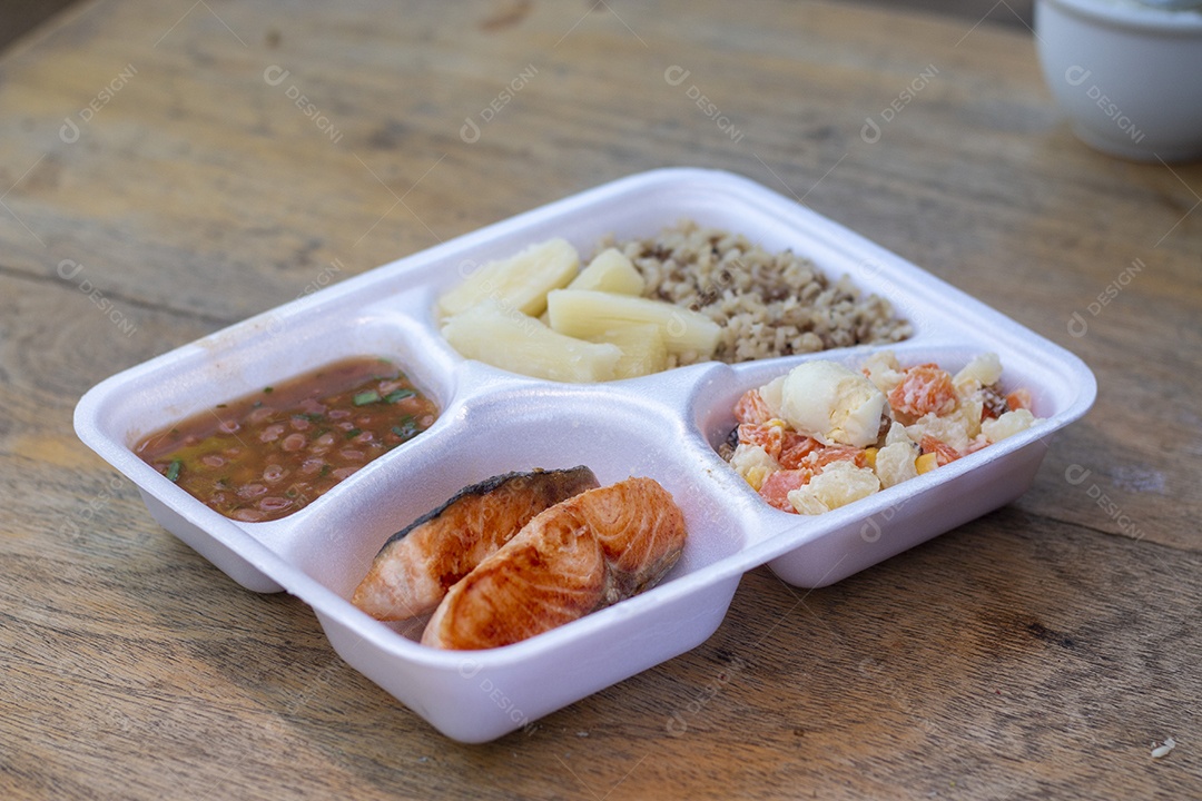 Marmita de comida sobre uma mesa restaurante