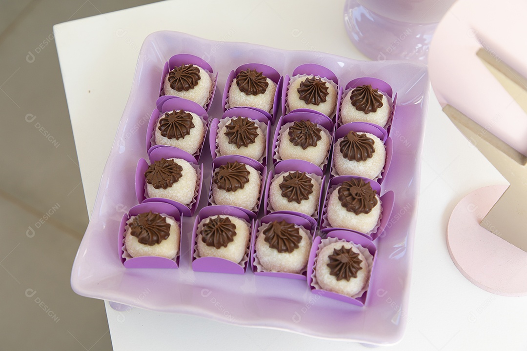 Brigadeiro sobre uma mesa de festa de aniversario