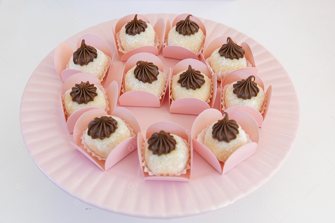 Brigadeiros comida sobre uma mesa branca