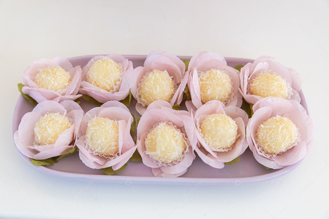 Brigadeiros comida sobre uma mesa branca