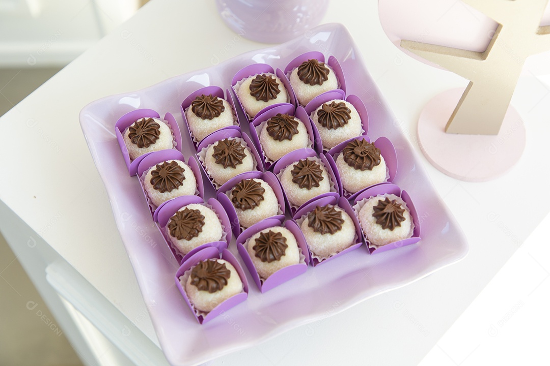 Brigadeiros comida sobre uma mesa branca