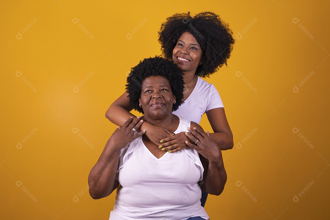 Filha abraçando sua mãe cabelos afro família