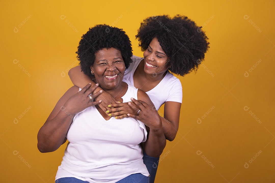 Filha abraçando sua mãe cabelos afro família