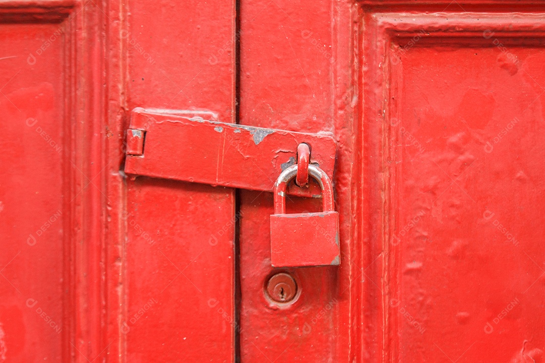 porta velha trancada com cadeado em uma rua no Rio de Janeiro.