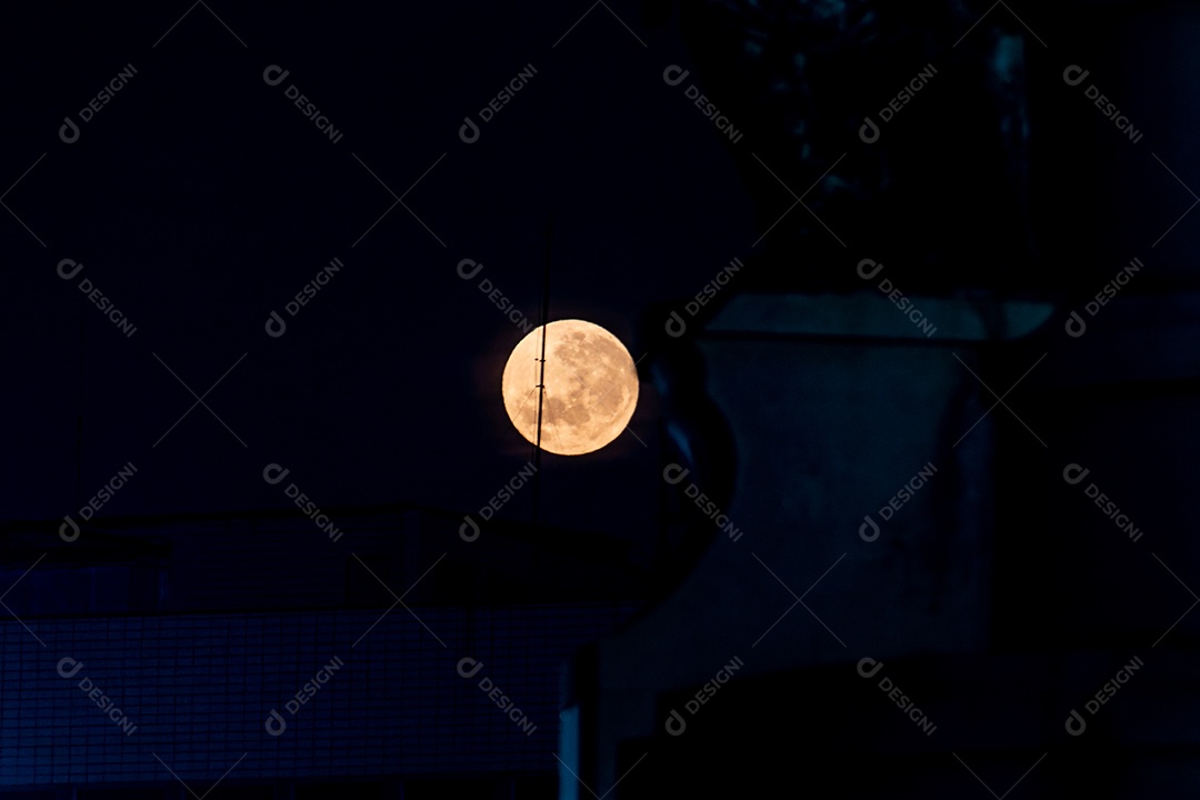 Lua cheia no céu do Rio de Janeiro Brasil.