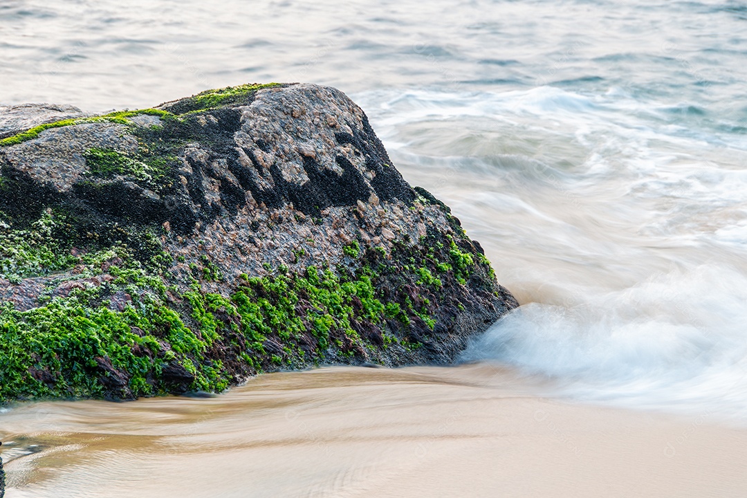 Pedra na água na Praia Vermelha Urca no Rio de Janeiro Brasil.