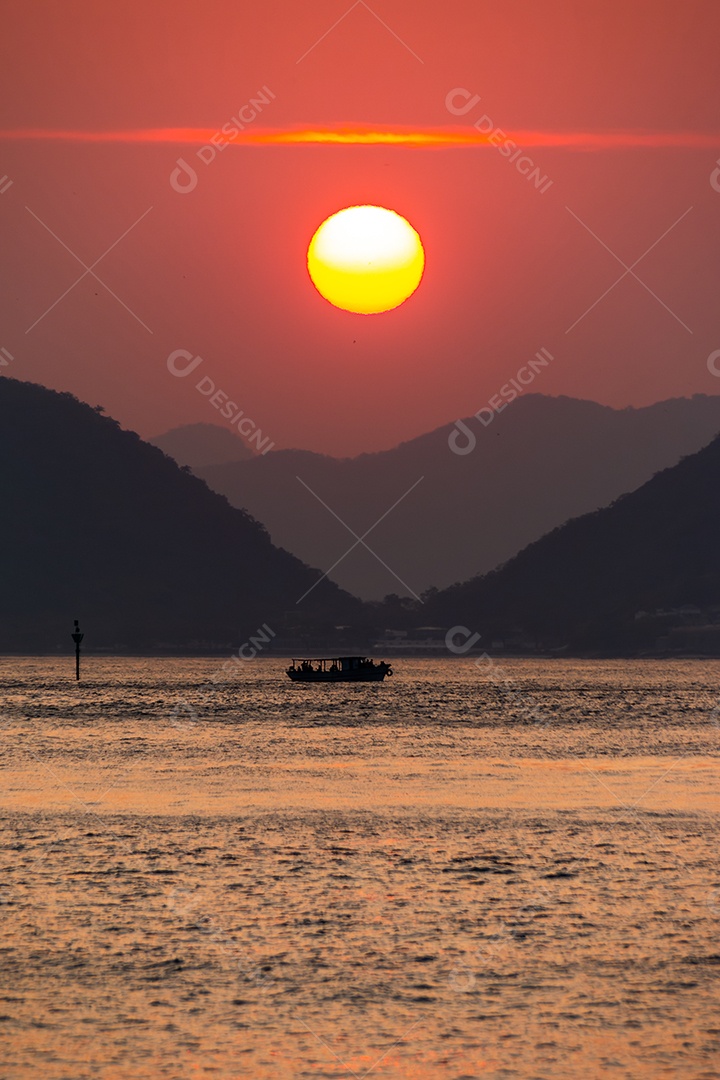 Nascer do sol na praia vermelha da Urca no Rio de Janeiro Brasil.